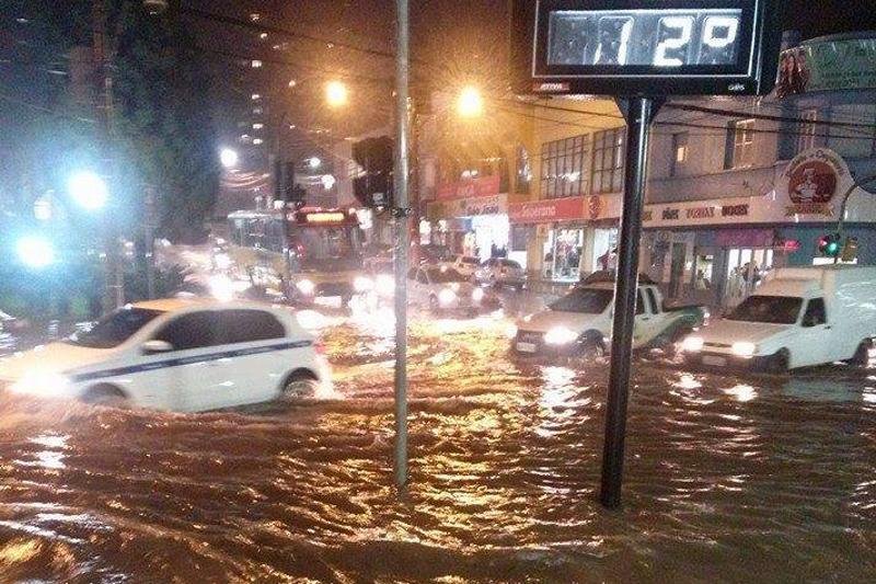 Temporal de granizo alaga Centro e destelha casas em Bento Gon&ccedil;alves