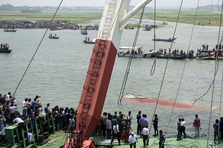 Balsa transportava centenas de pessoas 