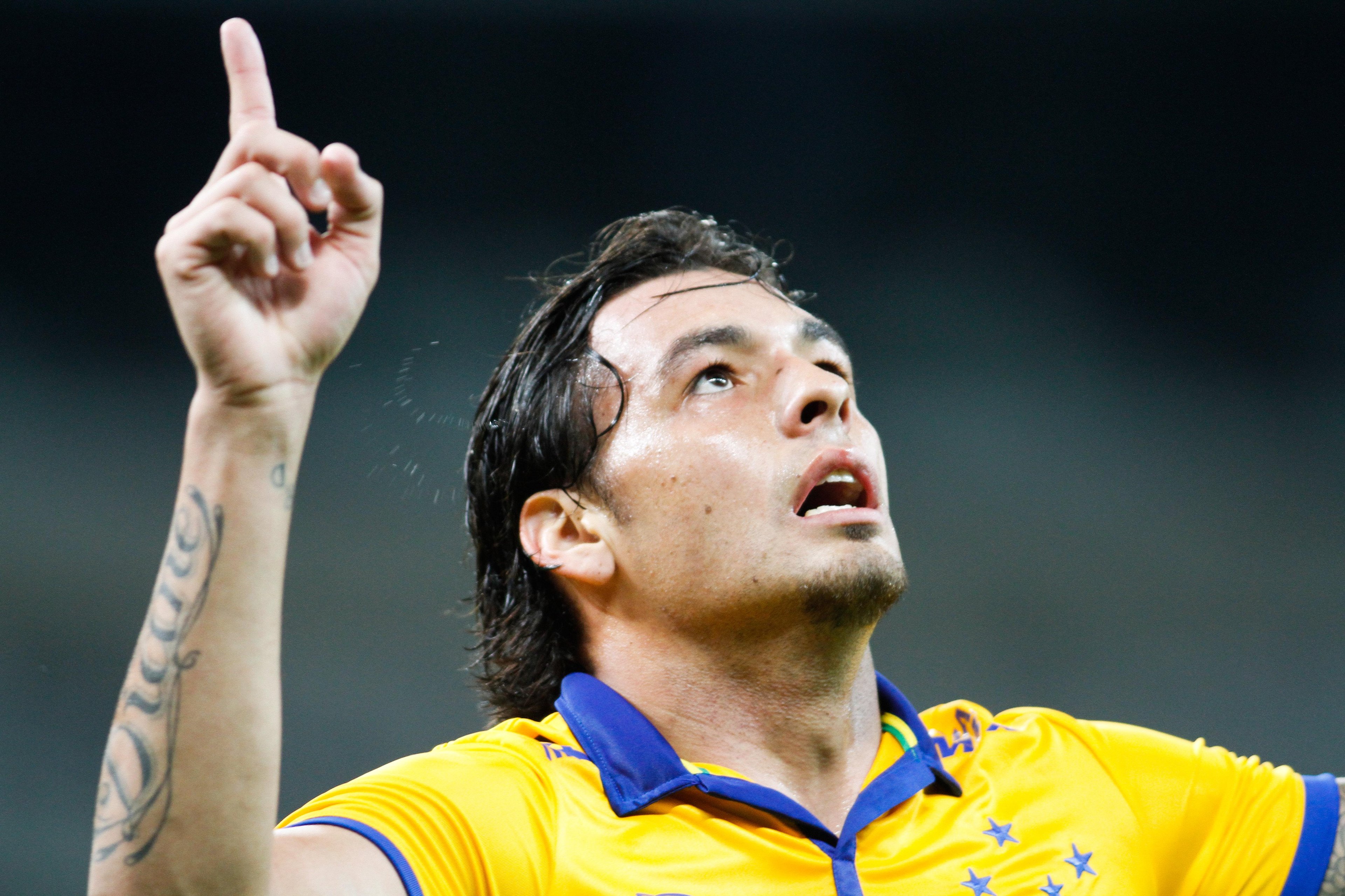 Ricardo Goulart marcou duas vezes