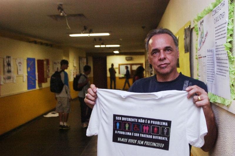 Professor Aloizio Pedersen passou a utilizar a arte para lidar com bullying