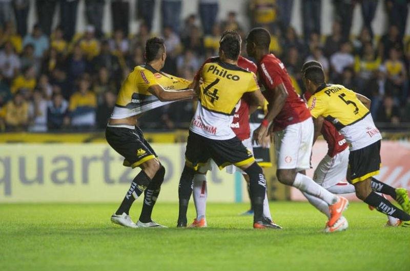 T&eacute;cnico afirma que time tentou de tudo para superar bloqueio do Crici&uacute;ma