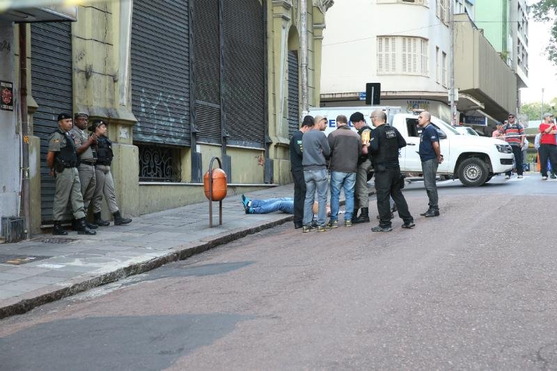 Homem morre baleado na rua Riachuelo, no Centro de Porto Alegre