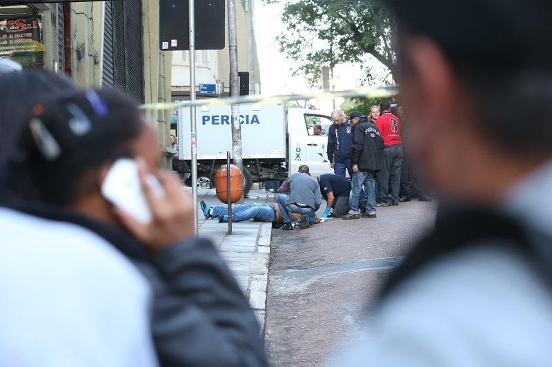 Cinco disparos teriam sido feitos por homem que passou correndo pela rua Riachuelo