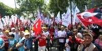 Familiares e amigos das vítimas realizaram protesto na Turquia