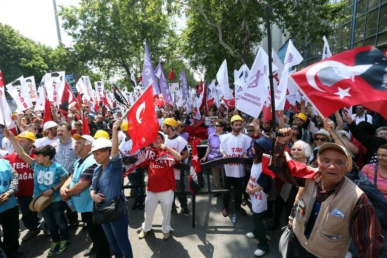 Familiares e amigos das v&iacute;timas realizaram protesto na Turquia