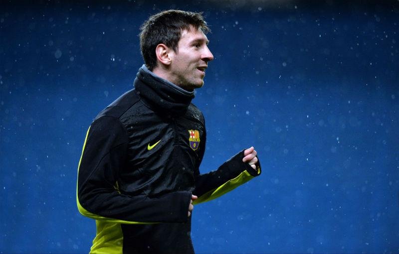 Messi desembarca na Argentina para mudar chip antes da Copa