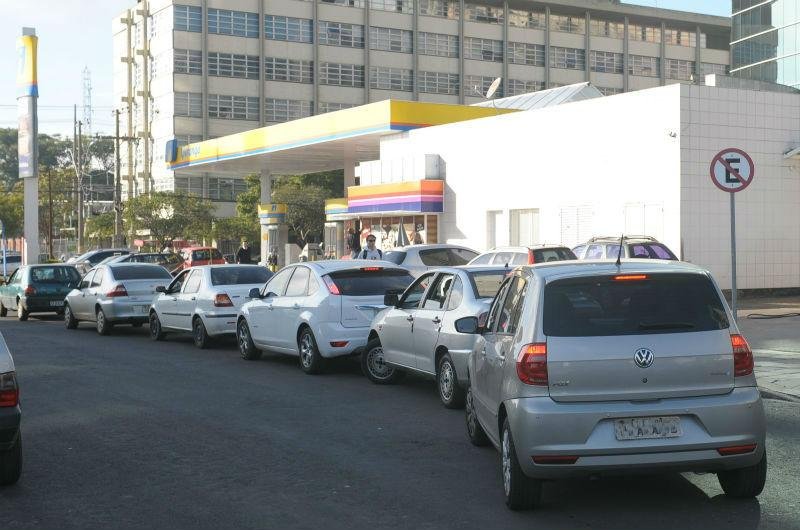 Gasolina mais barata provoca fila nos postos da Capital 