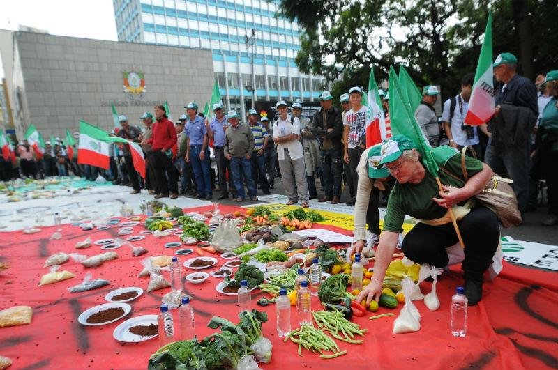 Pequenos agricultores fizeram protesto na  tarde desta ter&ccedil;a