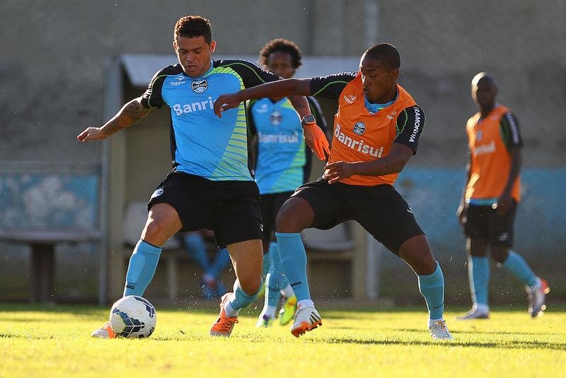 Treino indica ida de Edinho para o banco do Gr&ecirc;mio