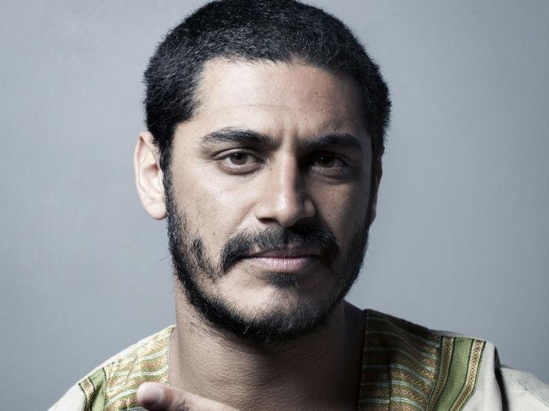 Rapper Criolo se apresenta com sua banda 
