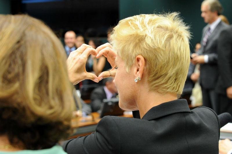 Xuxa chegou  ao lado da ministra dos Diretos Humanos, Ideli Salvatti, na reuni&atilde;o