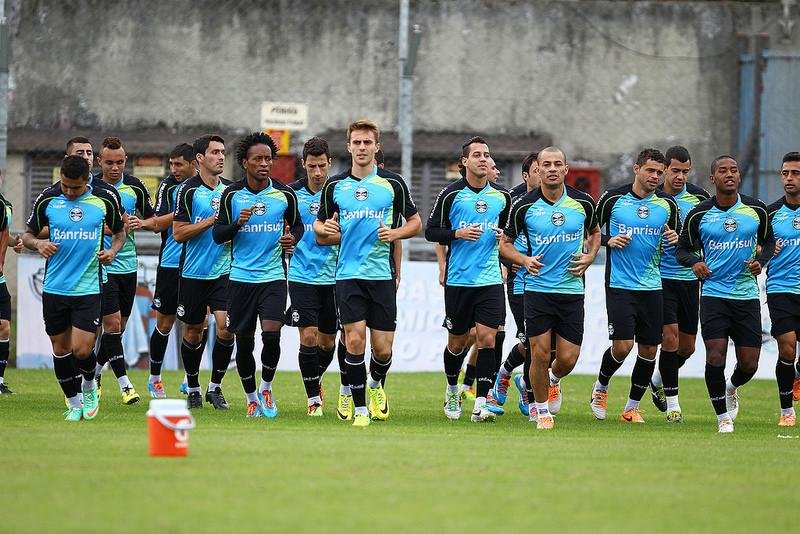 Gr&ecirc;mio pode assumir lideran&ccedil;a se vencer o Botafogo e Inter trope&ccedil;ar