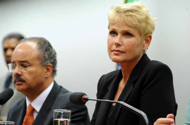 Apresentadora foi hostilizada pelo parlamentar enquanto acompanhava vota&ccedil;&atilde;o do projeto Lei da Palmada