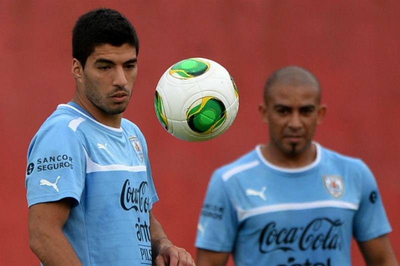 Jornalista afirma que Luis Su&aacute;rez vai operar meniscos a 21 dias da Copa