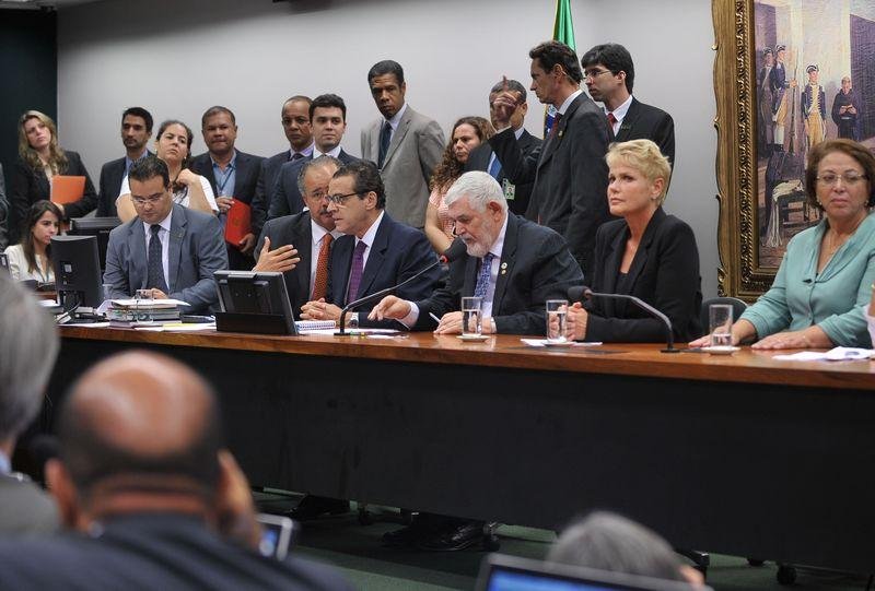 Sess&atilde;o, que contou com presen&ccedil;a de Xuxa, chegou a ser suspensa