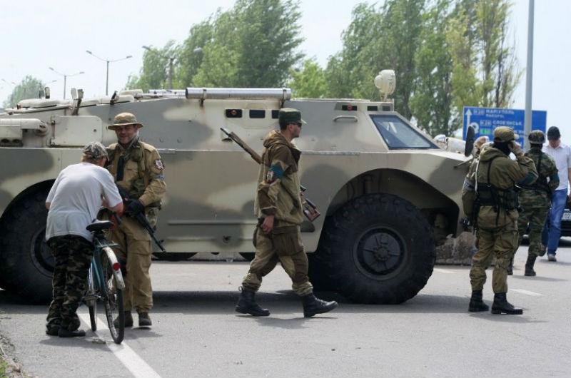  Militantes pr&oacute;-russos em ponto de verifica&ccedil;&atilde;o perto da cidade ucraniana de Donetsk