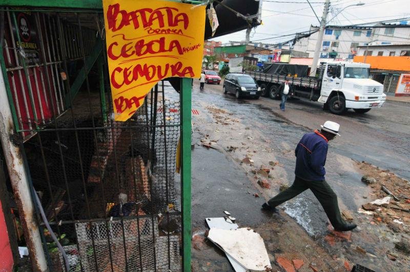 Durante a madrugada houve at&eacute; alagamento nas ruas pr&oacute;ximas