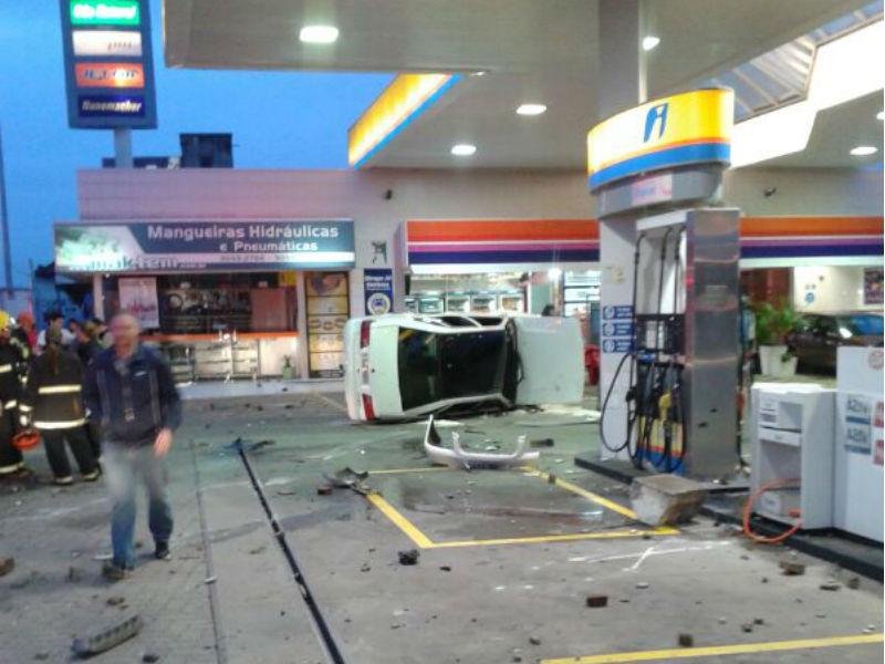 Ve&iacute;culo, que tinha tr&ecirc;s ocupantes, tombou ap&oacute;s atingir outro carro 