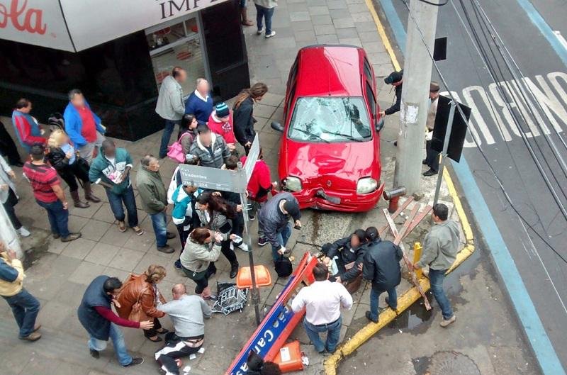 Cinco pessoas foram atropeladas por carro desgovernado