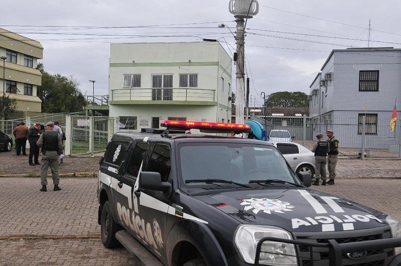 Pol&iacute;cia acredita que pr&eacute;dio foi alvo de inc&ecirc;ndio criminoso