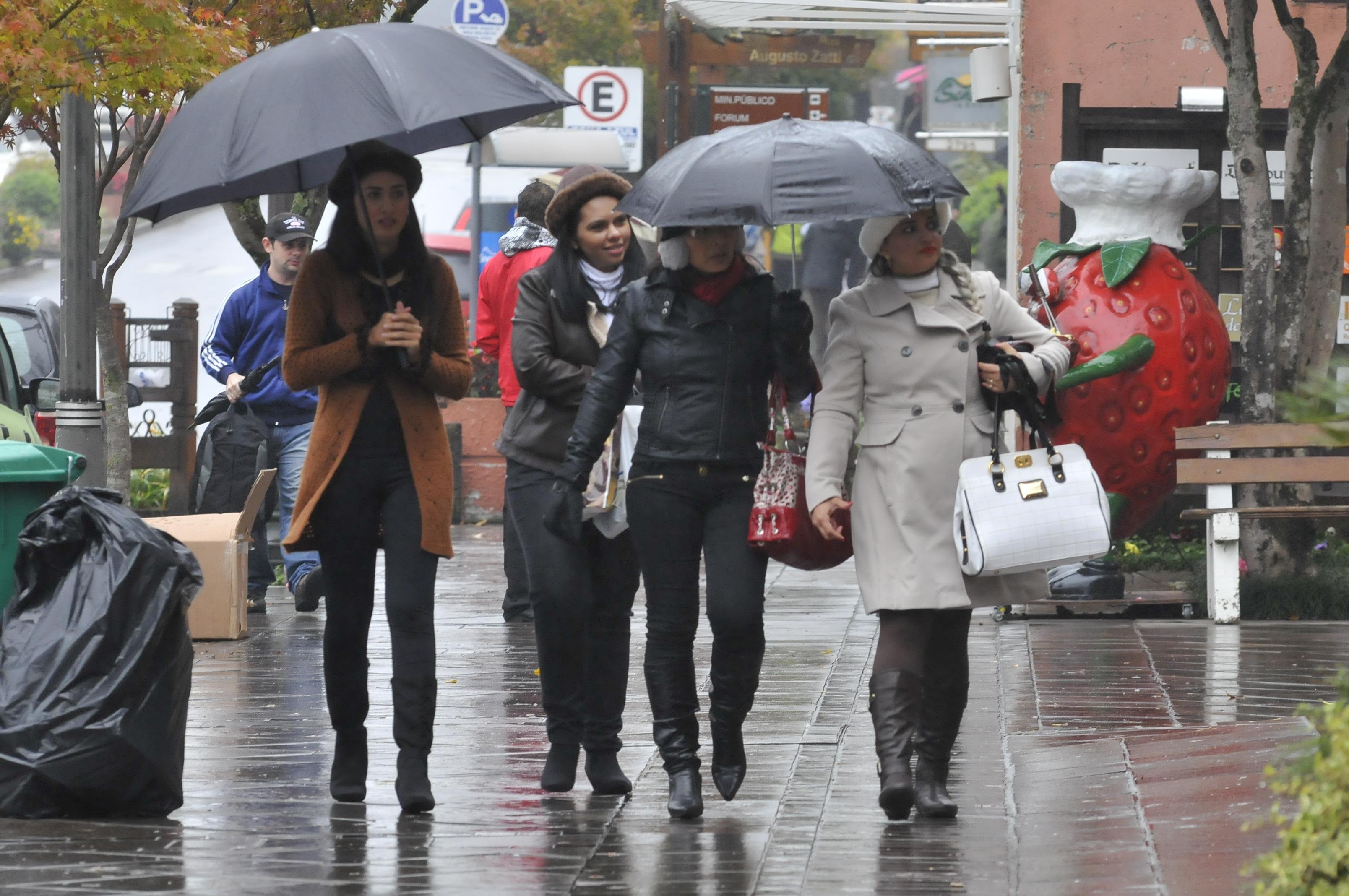 De luvas e toucas, muitos enfrentaram o chuvisqueiro e as marcas ao redor dos 6&deg;C