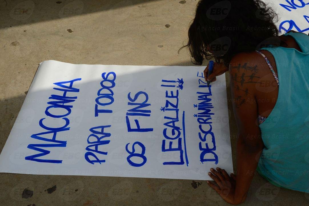 Manifestantes fumaram durante a marcha e formaram o desenho de uma planta em frente ao Congresso