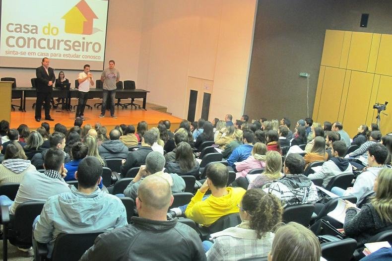 Neste s&aacute;bado, candidatos enfrentaram frio da Capital para revisar conte&uacute;dos