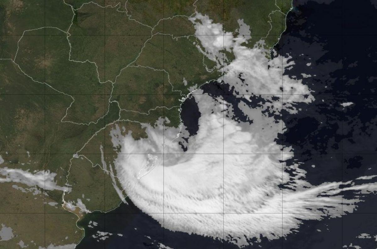 V&oacute;rtice cicl&ocirc;nico em m&eacute;dios e altos n&iacute;veis da atmosfera que atua no Sul do Brasil