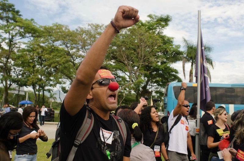 Professores protestam contra Copa na concentra&ccedil;&atilde;o da Sele&ccedil;&atilde;o 