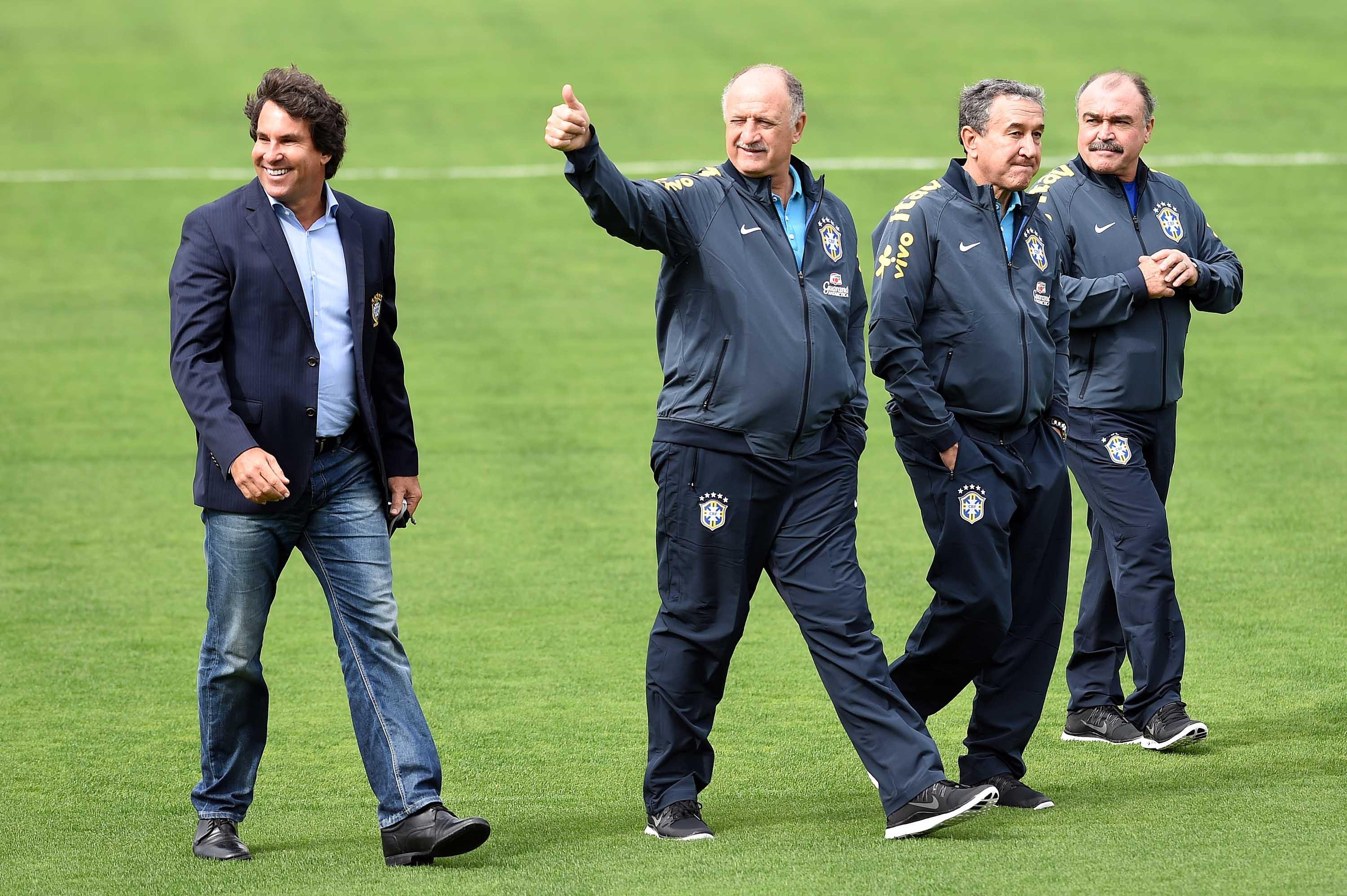 Felip&atilde;o faz vistoria de gramado antes da chegada de jogadores &agrave; Granja
