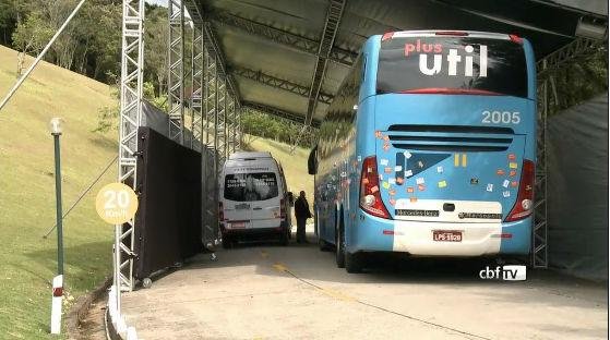 Em meio a protestos, &ocirc;nibus da Sele&ccedil;&atilde;o chega &agrave; Granja Comary 