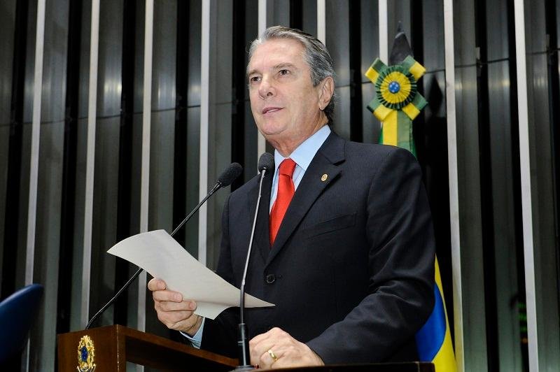 Collor nega envolvimento com doleiro