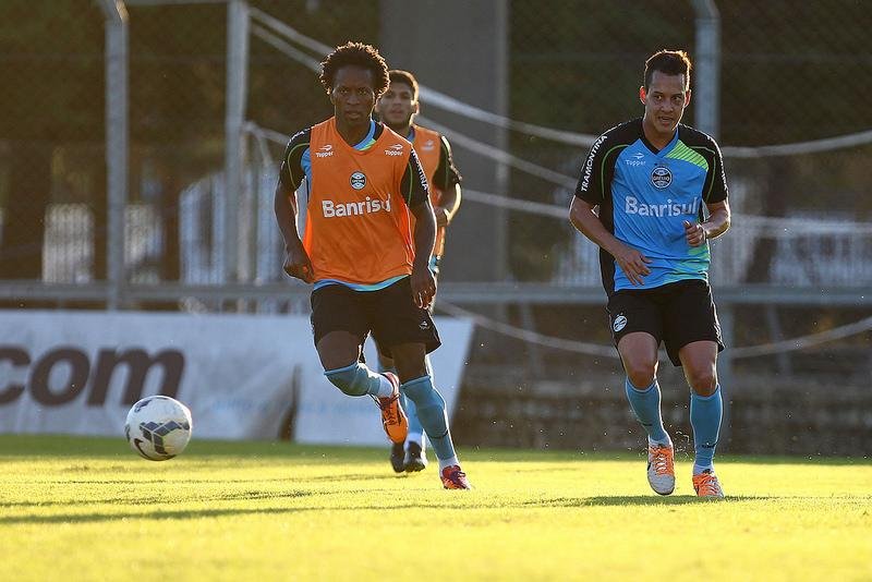  Z&eacute; Roberto se coloca &agrave; disposi&ccedil;&atilde;o para jogar como volante