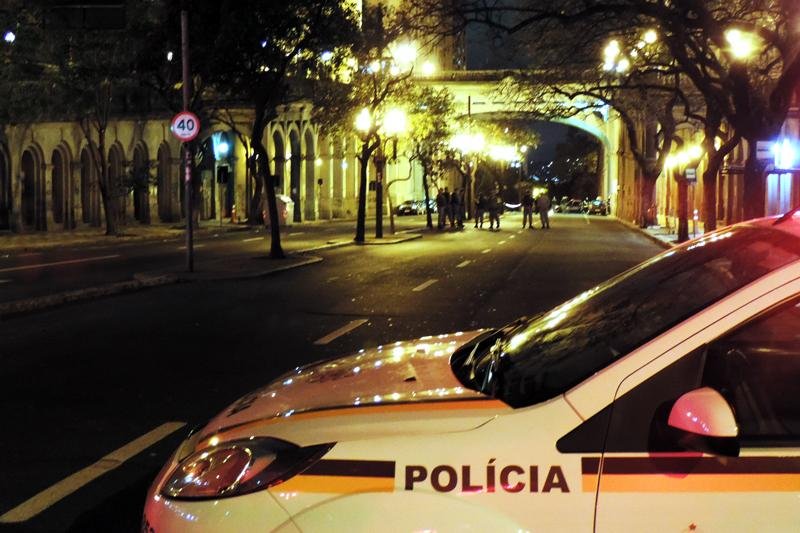 Tr&acirc;nsito est&aacute; bloqueado na regi&atilde;o, provocando caos nas ruas centrais de Porto Alegre