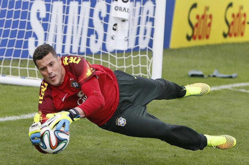 Goleiro titular da Sele&ccedil;&atilde;o Brasileira falou ainda que n&atilde;o se sente pressionado para disputar a Copa
