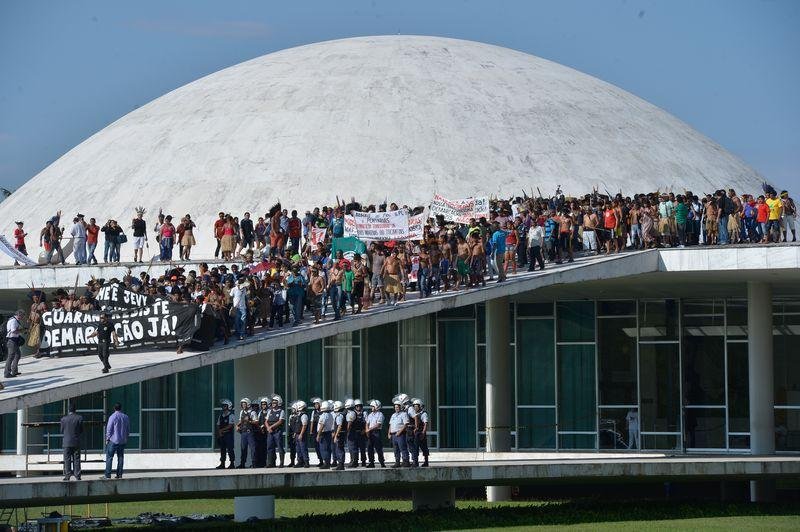 &Iacute;ndios protestam no Congresso Nacional contra a discrimina&ccedil;&atilde;o