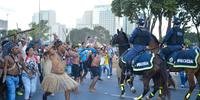 Índios e policiais se enfrentam em estádio da Copa em Brasília 