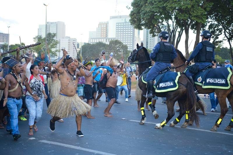 &Iacute;ndios e policiais se enfrentam em est&aacute;dio da Copa em Bras&iacute;lia 