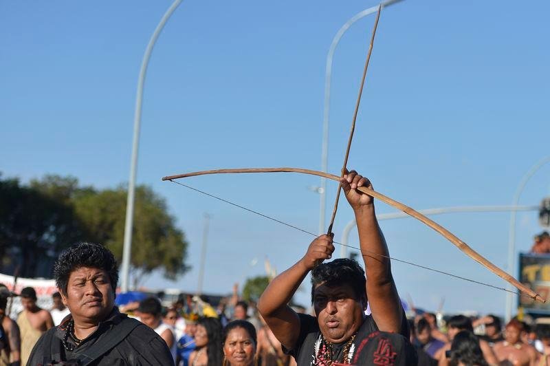 Policial &eacute; atingido por flechada na perna durante protesto contra a Copa em Bras&iacute;lia 