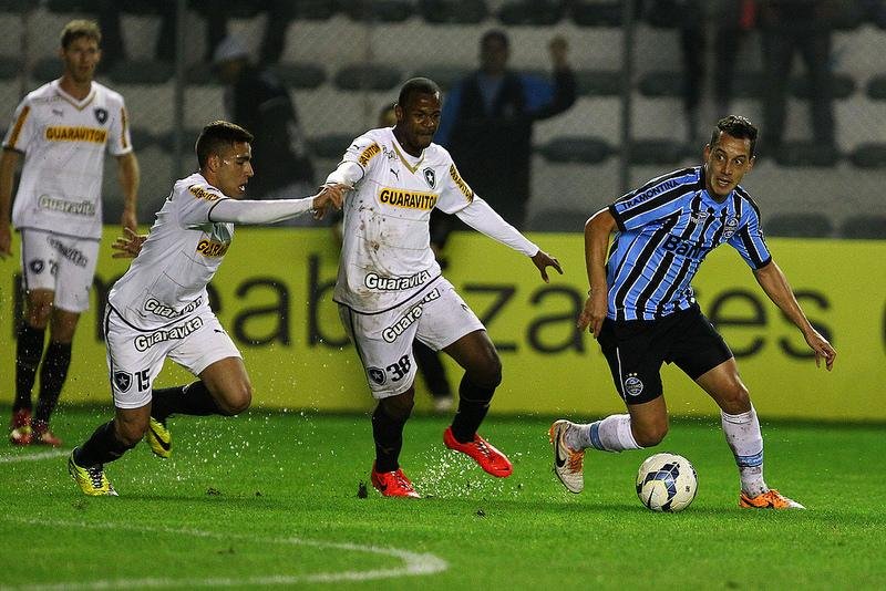 Partida terminou com vit&oacute;ria do Gr&ecirc;mio por 2 a 1