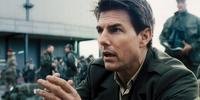 Tom Cruise protagoniza No Limite do Amanhã como um oficial que precisa enfrentar ataques alienígenas 