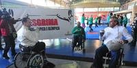 Ginasta e ex-jogador lutam com a orientação de um esgrimista paralímpico Maurício Stempniak