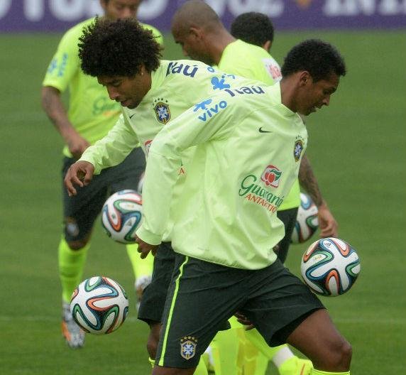 J&ocirc; marca primeiro gol em treino da Sele&ccedil;&atilde;o 