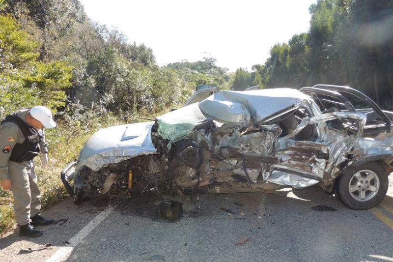 Motorista da caminhonete ficou preso &agrave;s ferragens e n&atilde;o resistiu aos ferimentos