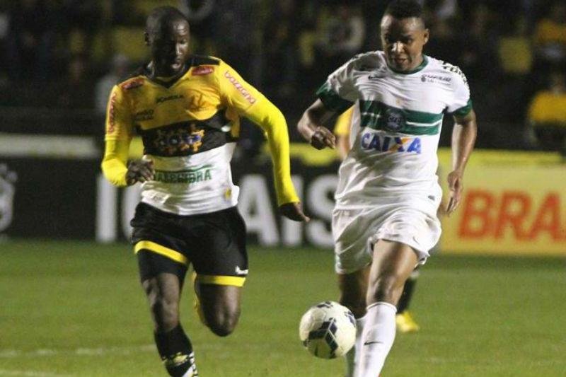 Crici&uacute;ma vence o Coritiba e chega ao quarto jogo sem perder