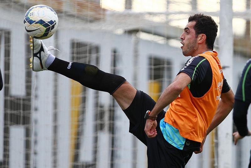 Recuperado, Rhodolfo briga com Saimon por vaga deixada por Bressan