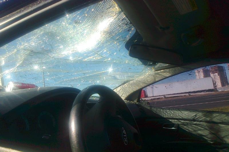 Motorista perde controle e capota carro perto da Arena do Gr&ecirc;mio
