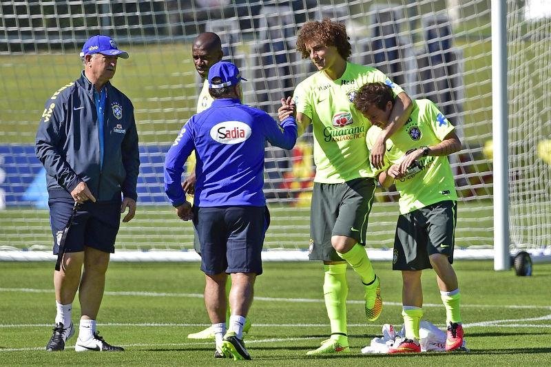 Bernard sofre pancada em treino do Brasil e d&aacute; susto 