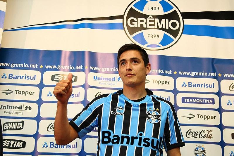 Lateral-direito foi apresentado como novo refor&ccedil;o gremista nesta sexta no Ol&iacute;mpico