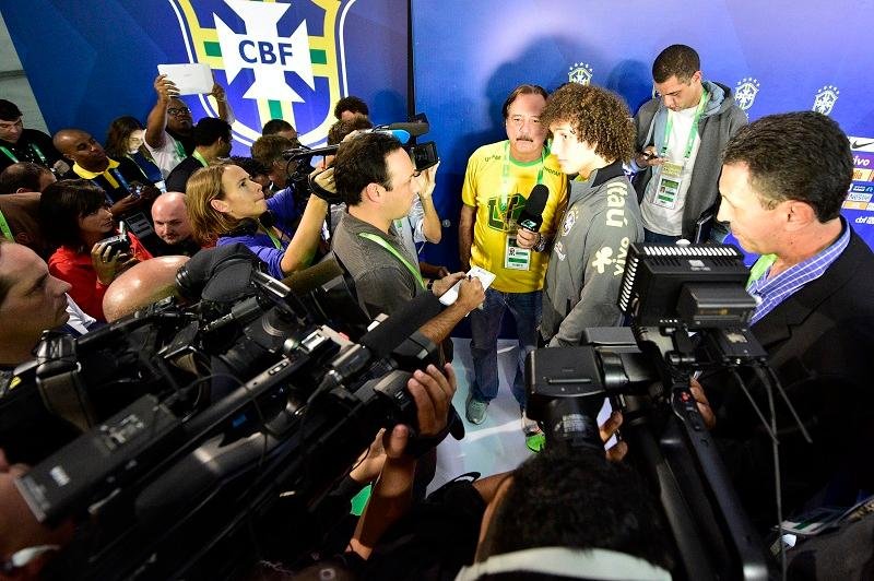 Zagueiro mais caro da hist&oacute;ria, David Luiz v&ecirc; sua popularidade crescer